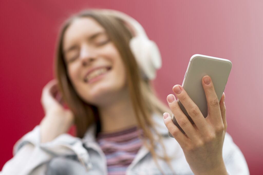 happy-woman-listening-music-1024x683 IA no Bolso: Vantagens e Desvantagens da Inteligência Artificial nos Smartphones