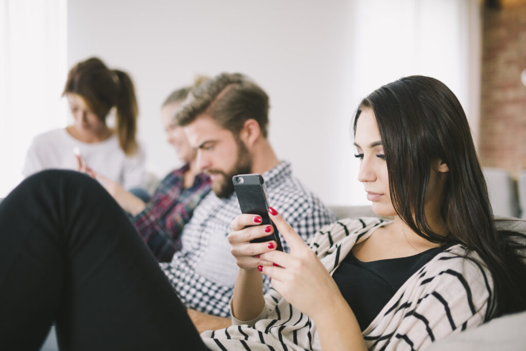 woman-with-friends-browsing-smartphone-1024x683 IA no Bolso: Vantagens e Desvantagens da Inteligência Artificial nos Smartphones